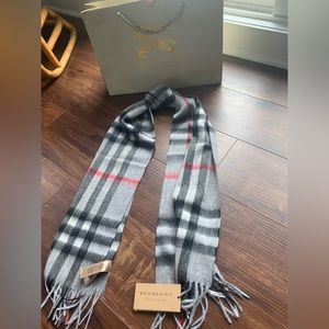 NWT BURBERRY CHECK SCARF GREY